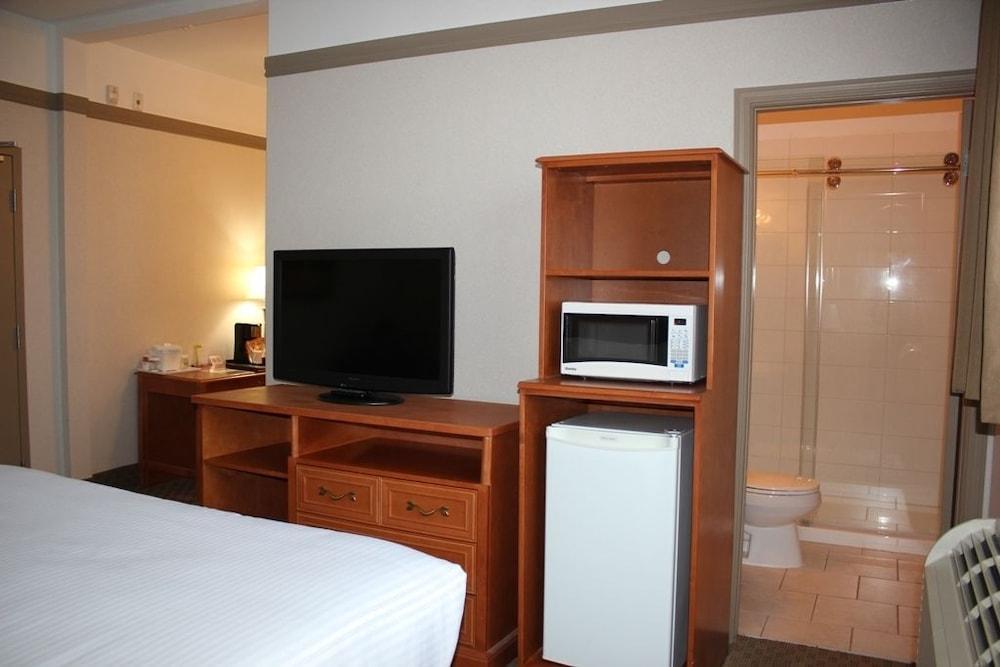 Ramada By Wyndham Edmonton South Exterior foto