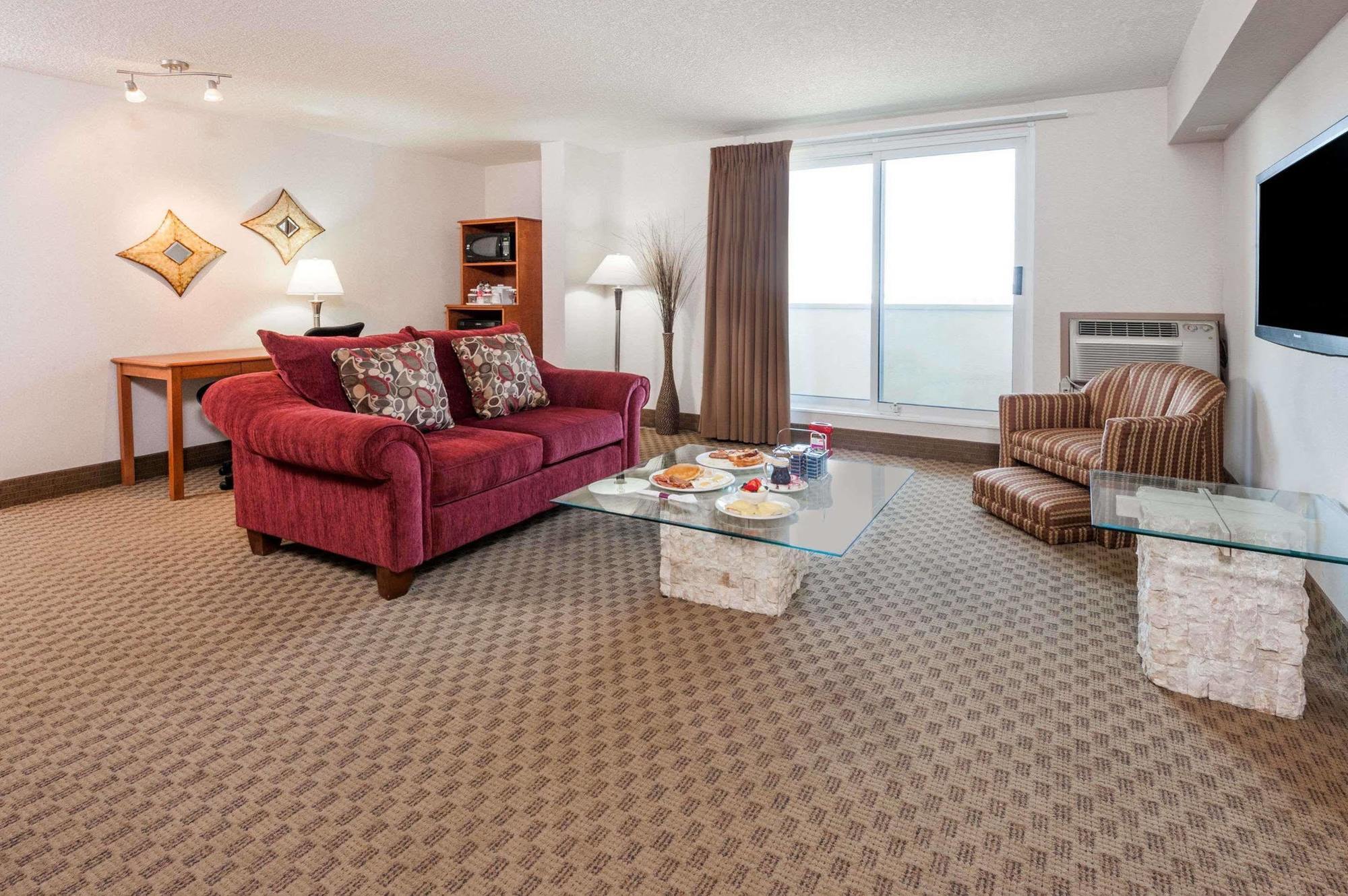 Ramada By Wyndham Edmonton South Exterior foto
