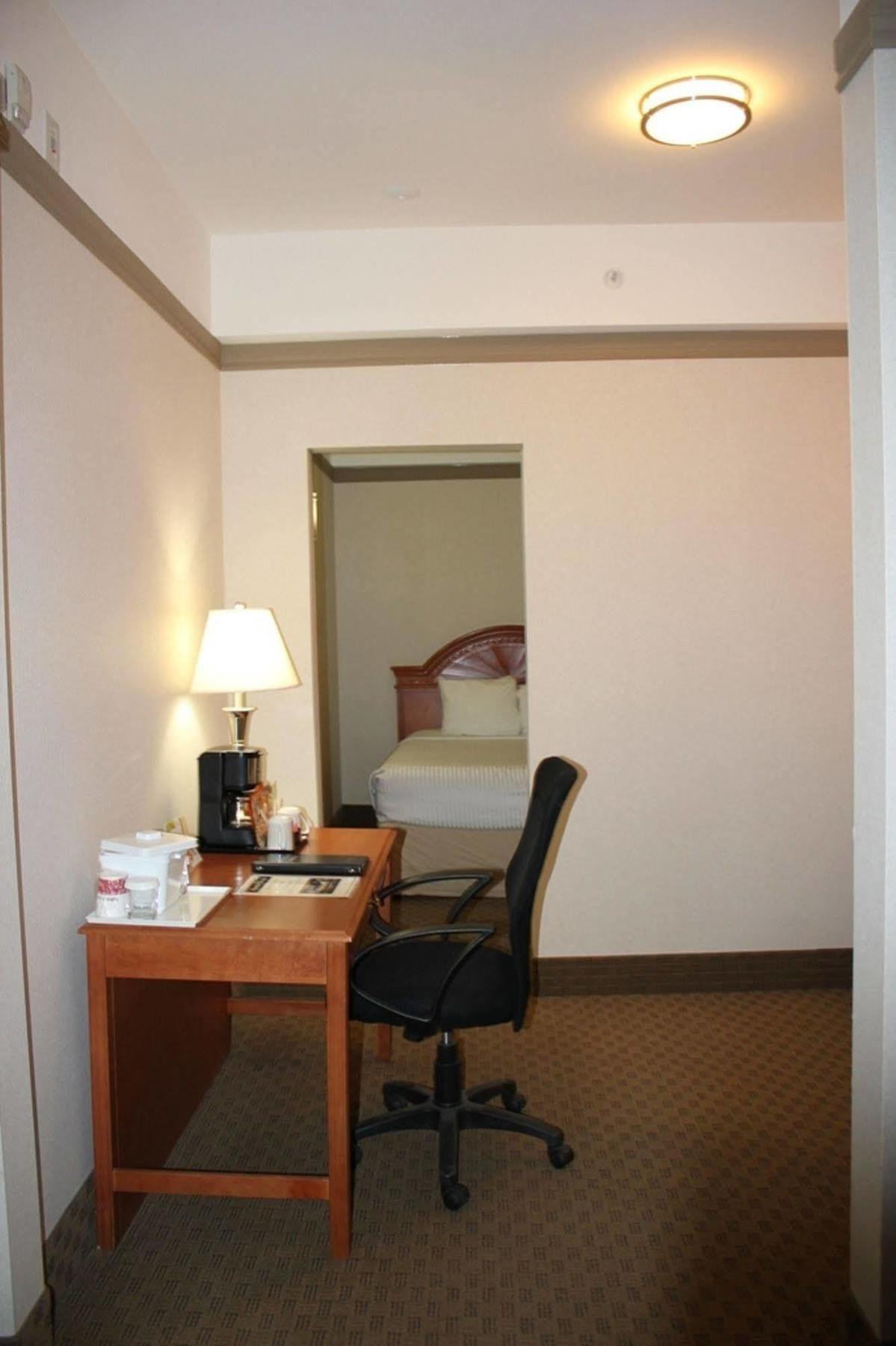 Ramada By Wyndham Edmonton South Exterior foto